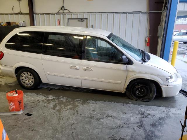 2C4GP44R15R440672 - 2005 CHRYSLER TOWN & COU LX WHITE photo 4