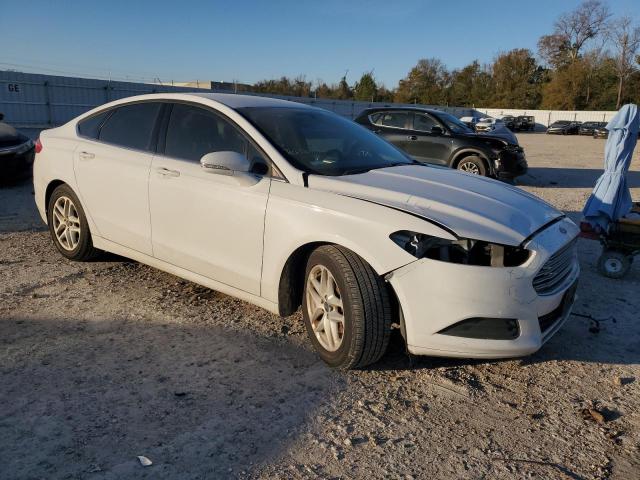 3FA6P0H71GR257823 - 2016 FORD FUSION SE WHITE photo 4