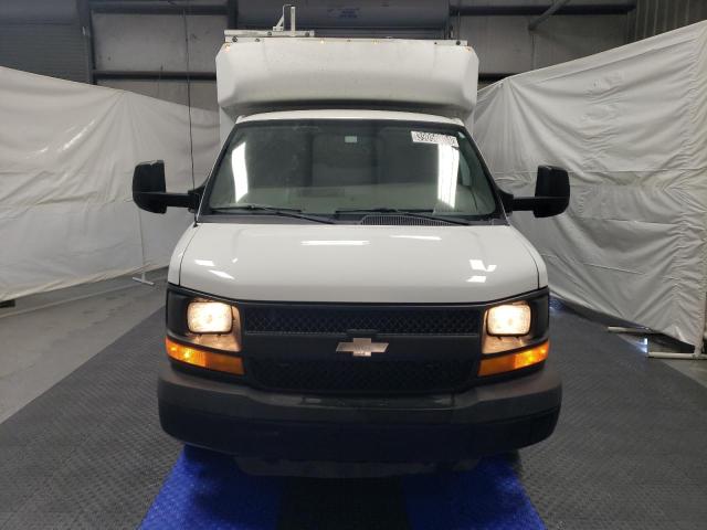 1GB0G2CFXF1128258 - 2015 CHEVROLET EXPRESS G3 WHITE photo 5