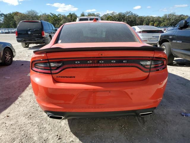 2C3CDXHG3JH335640 - 2018 DODGE CHARGER SXT PLUS ORANGE photo 6