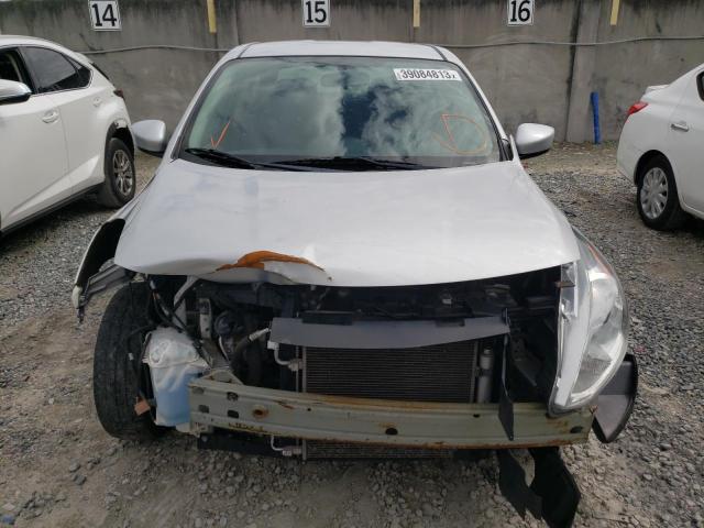 3N1CN7AP5JL866819 - 2018 NISSAN VERSA SILVER photo 5