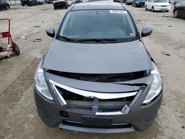 3N1CN7APXKL845157 - 2019 NISSAN VERSA S GRAY photo 5