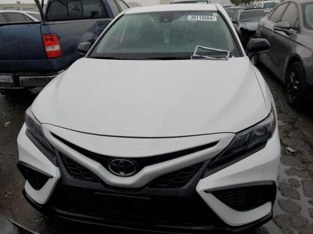 4T1G11AK4PU080175 - 2023 TOYOTA CAMRY SE NIGHT SHADE WHITE photo 5
