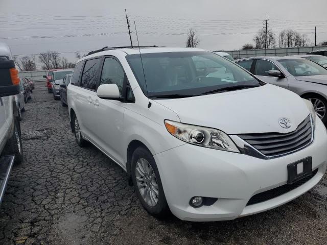 5TDYK3DC3CS270652 - 2012 TOYOTA SIENNA XLE WHITE photo 4