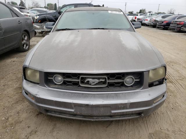 1ZVFT80N665174868 - 2006 FORD MUSTANG SILVER photo 5