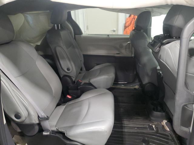 5TDYRKECXNS120206 - 2022 TOYOTA SIENNA XLE GRAY photo 11