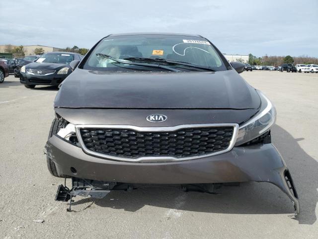 3KPFL4A7XJE194503 - 2018 KIA FORTE LX GRAY photo 5