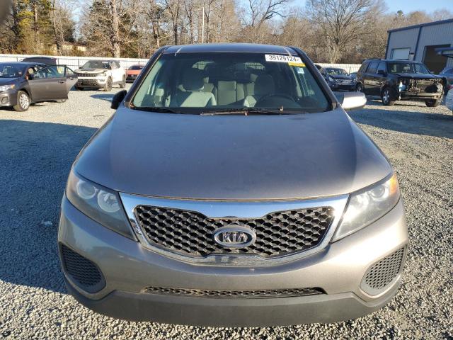 5XYKT3A16CG274570 - 2012 KIA SORENTO BASE GRAY photo 5