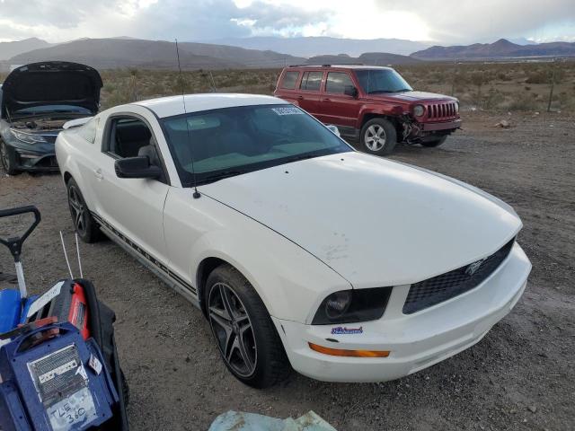 1ZVHT80N765150037 - 2006 FORD MUSTANG WHITE photo 4