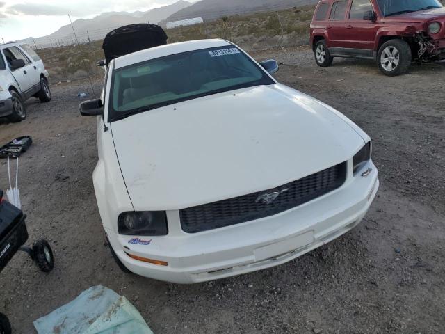 1ZVHT80N765150037 - 2006 FORD MUSTANG WHITE photo 5