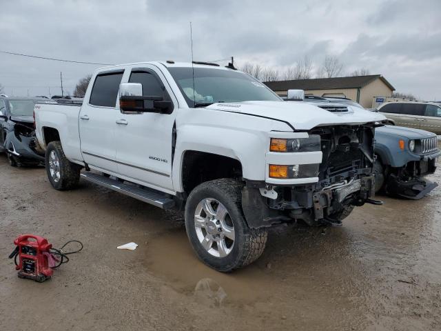 1GC1KWEY7JF185632 - 2018 CHEVROLET 2500 HD K2500 HEAVY DUTY LTZ WHITE photo 4