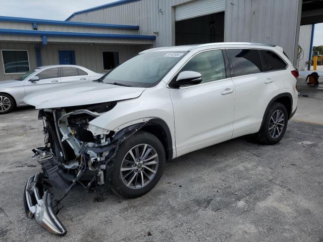 5TDKZRFH6HS215200 - 2017 TOYOTA HIGHLANDER SE WHITE photo 1