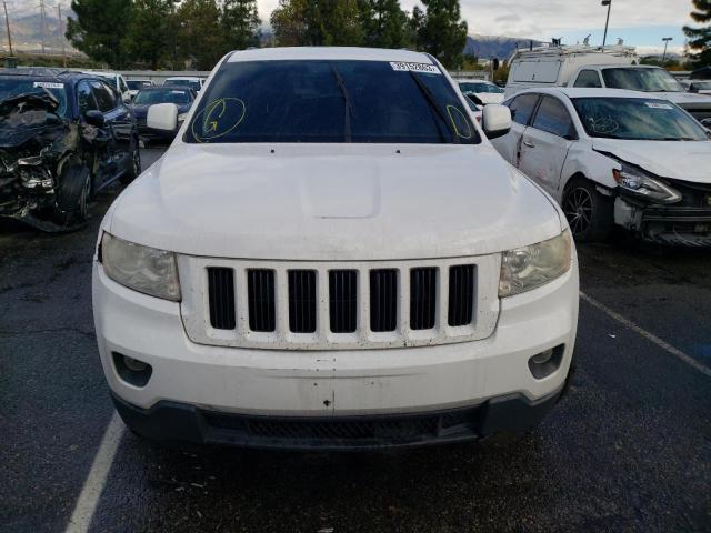 1C4RJEAG5DC516923 - 2013 JEEP GRAND CHER LAREDO WHITE photo 5