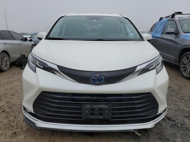 5TDYRKEC4MS045646 - 2021 TOYOTA SIENNA XLE WHITE photo 5