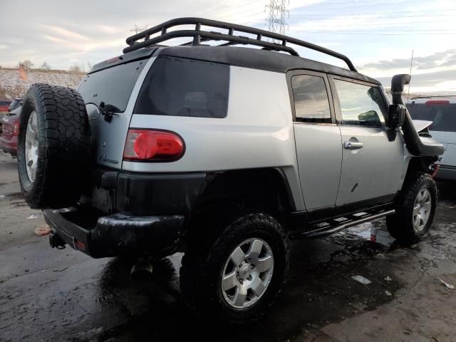 JTEBU11F570079855 - 2007 TOYOTA FJ CRUISER SILVER photo 3