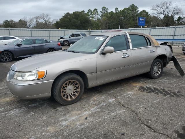 1LNHM82W71Y612315 - 2001 LINCOLN TOWN CAR SIGNATURE GOLD photo 1