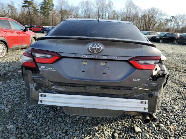 4T1G11AK5MU562908 - 2021 TOYOTA CAMRY SE GRAY photo 6