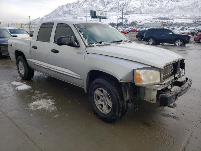 1D7HW58N95S195046 - 2005 DODGE DAKOTA QUAD LARAMIE SILVER photo 4