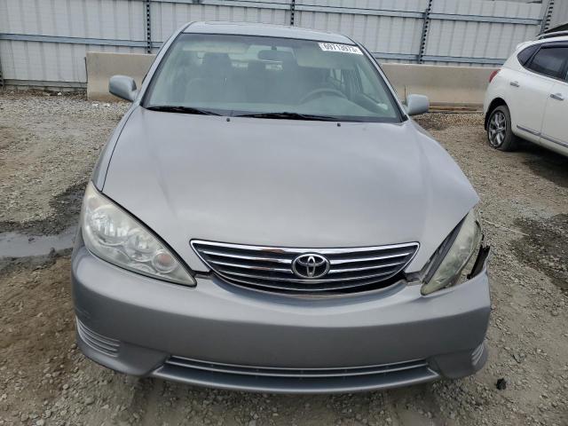 4T1BE32K25U624761 - 2005 TOYOTA CAMRY LE GRAY photo 5