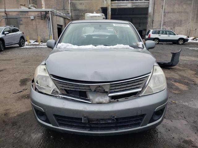 3N1BC11E99L468893 - 2009 NISSAN VERSA S GRAY photo 5