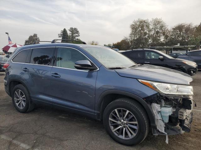 5TDKZRFH6JS245688 - 2018 TOYOTA HIGHLANDER SE BLUE photo 4