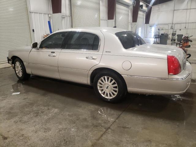 1LNHM81W54Y674835 - 2004 LINCOLN TOWN CAR EXECUTIVE SILVER photo 2