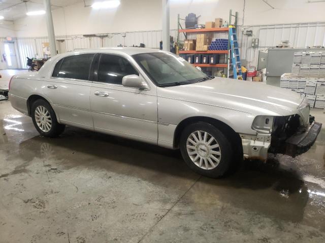 1LNHM81W54Y674835 - 2004 LINCOLN TOWN CAR EXECUTIVE SILVER photo 4