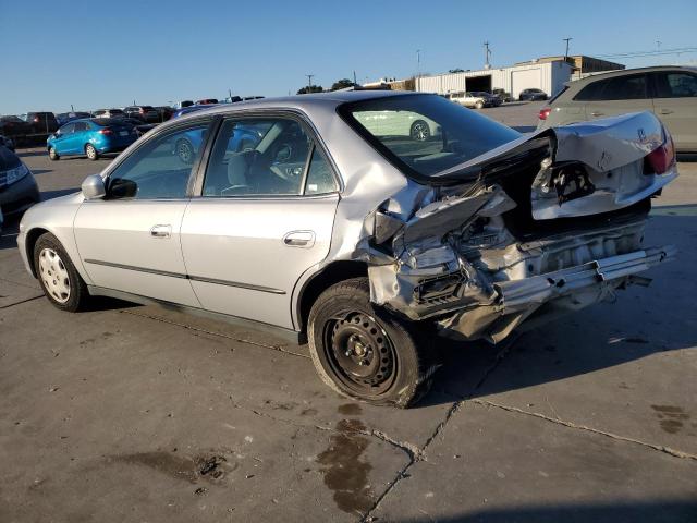 1HGCG5645YA126457 - 2000 HONDA ACCORD LX SILVER photo 2