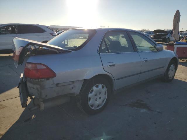 1HGCG5645YA126457 - 2000 HONDA ACCORD LX SILVER photo 3