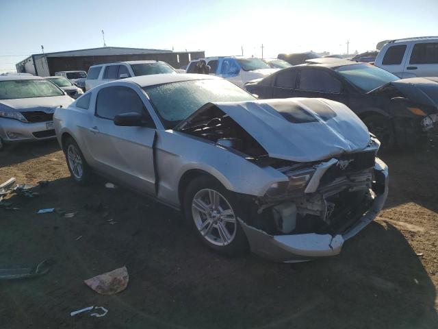 1ZVBP8AM9C5239331 - 2012 FORD MUSTANG SILVER photo 4