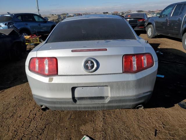 1ZVBP8AM9C5239331 - 2012 FORD MUSTANG SILVER photo 6