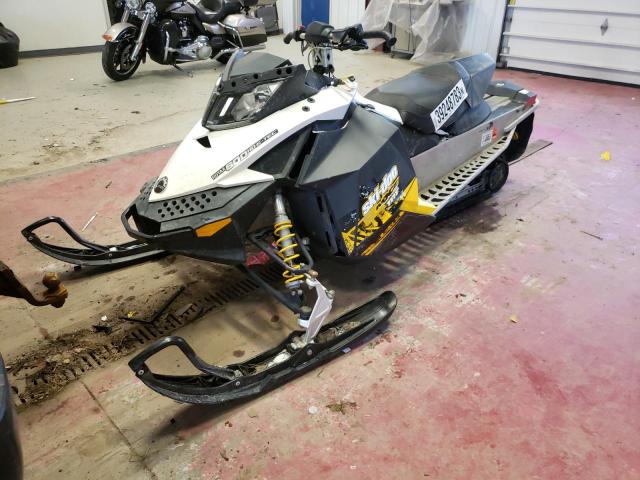 2BPSUEBA9BV000045 - 2011 SKI DOO SNOWMOBILE WHITE photo 2