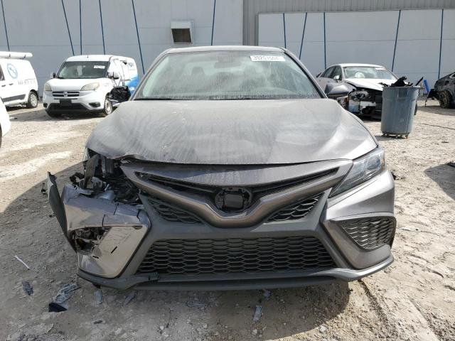 4T1G11AK3RU885099 - 2024 TOYOTA CAMRY SE NIGHT SHADE GRAY photo 5