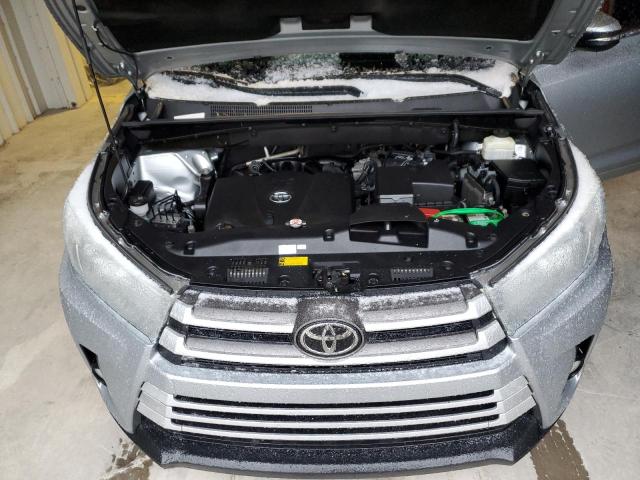 5TDBZRFH7JS803404 - 2018 TOYOTA HIGHLANDER LE SILVER photo 12