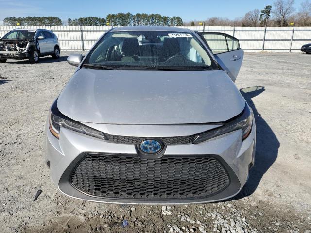 JTDEAMDE8MJ001350 - 2021 TOYOTA COROLLA LE SILVER photo 5