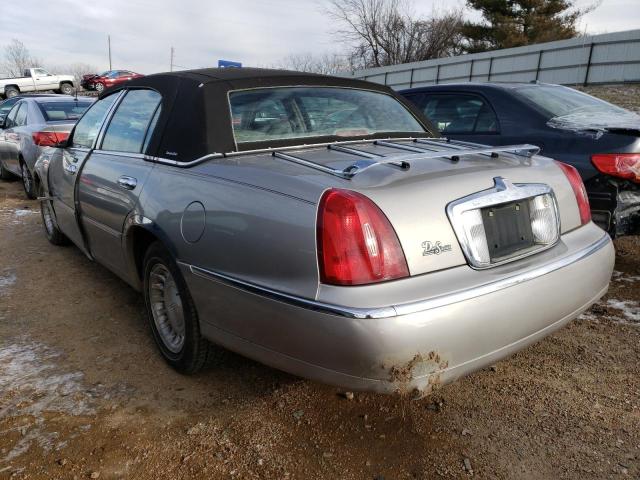 1LNHM81W31Y733473 - 2001 LINCOLN TOWN CAR EXECUTIVE GOLD photo 2