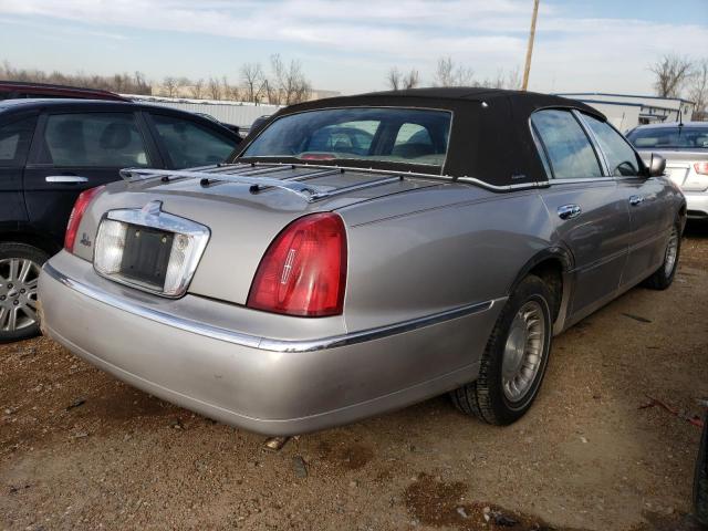 1LNHM81W31Y733473 - 2001 LINCOLN TOWN CAR EXECUTIVE GOLD photo 3