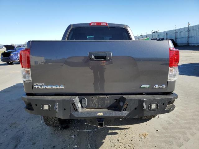 5TFDW5F13DX301341 - 2013 TOYOTA TUNDRA CREWMAX SR5 GRAY photo 6