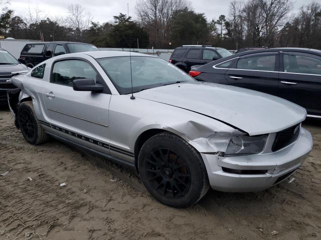 1ZVHT80N585169284 - 2008 FORD MUSTANG SILVER photo 4