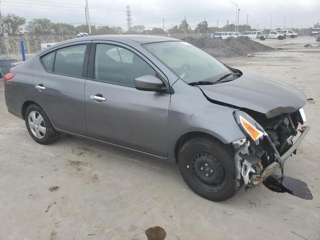 3N1CN7APXJL863088 - 2018 NISSAN VERSA S GRAY photo 4