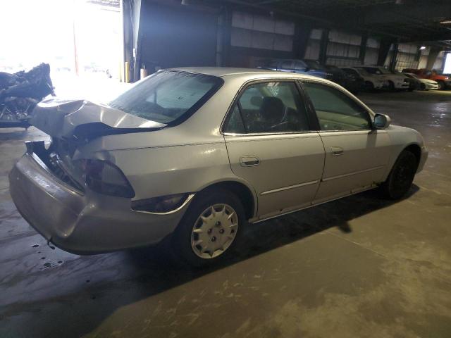 1HGCG56431A085719 - 2001 HONDA ACCORD LX SILVER photo 3