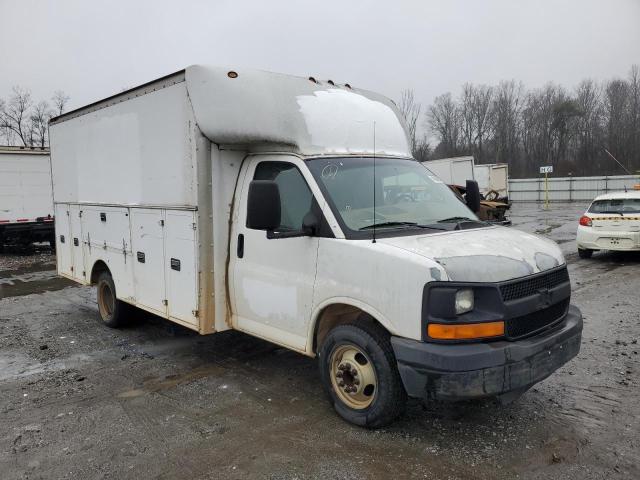 1GBJG31U451233503 - 2005 CHEVROLET EXPRESS G3 WHITE photo 4