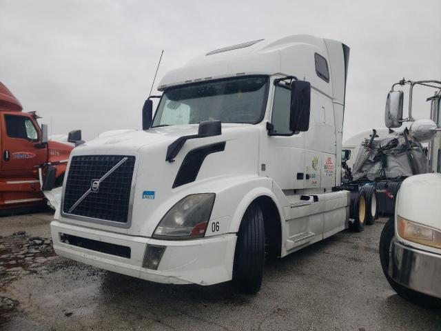 4V4NC9EHXHN984566 - 2017 VOLVO VN VNL WHITE photo 2