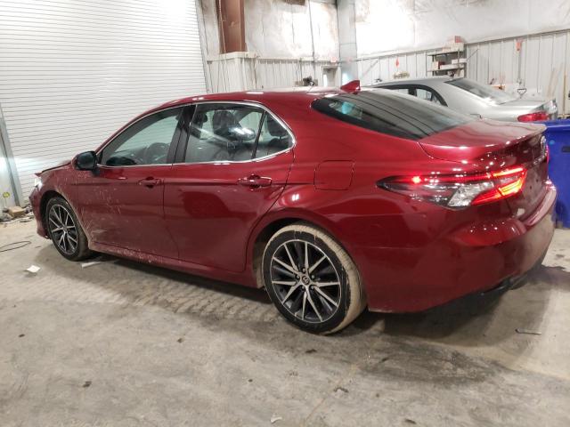 4T1F11AK5MU436799 - 2021 TOYOTA CAMRY XLE RED photo 2