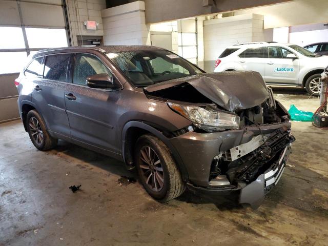 5TDJZRFH3JS825377 - 2018 TOYOTA HIGHLANDER SE GRAY photo 4