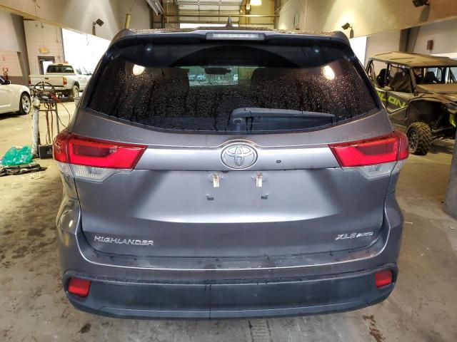 5TDJZRFH3JS825377 - 2018 TOYOTA HIGHLANDER SE GRAY photo 6