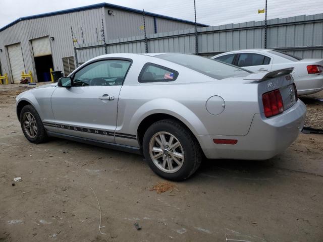 1ZVFT80N965132081 - 2006 FORD MUSTANG SILVER photo 2