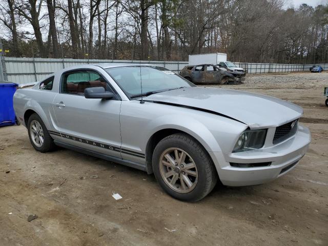 1ZVFT80N965132081 - 2006 FORD MUSTANG SILVER photo 4