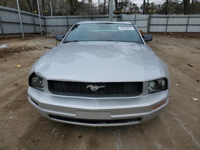 1ZVFT80N965132081 - 2006 FORD MUSTANG SILVER photo 5