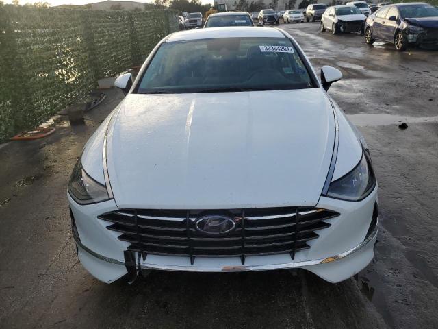 5NPEG4JA8MH092239 - 2021 HYUNDAI SONATA SE WHITE photo 5